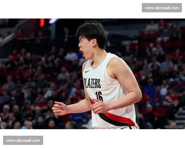 杨瀚森首秀引球迷热捧,签名战靴赠小将暖爆 NBA